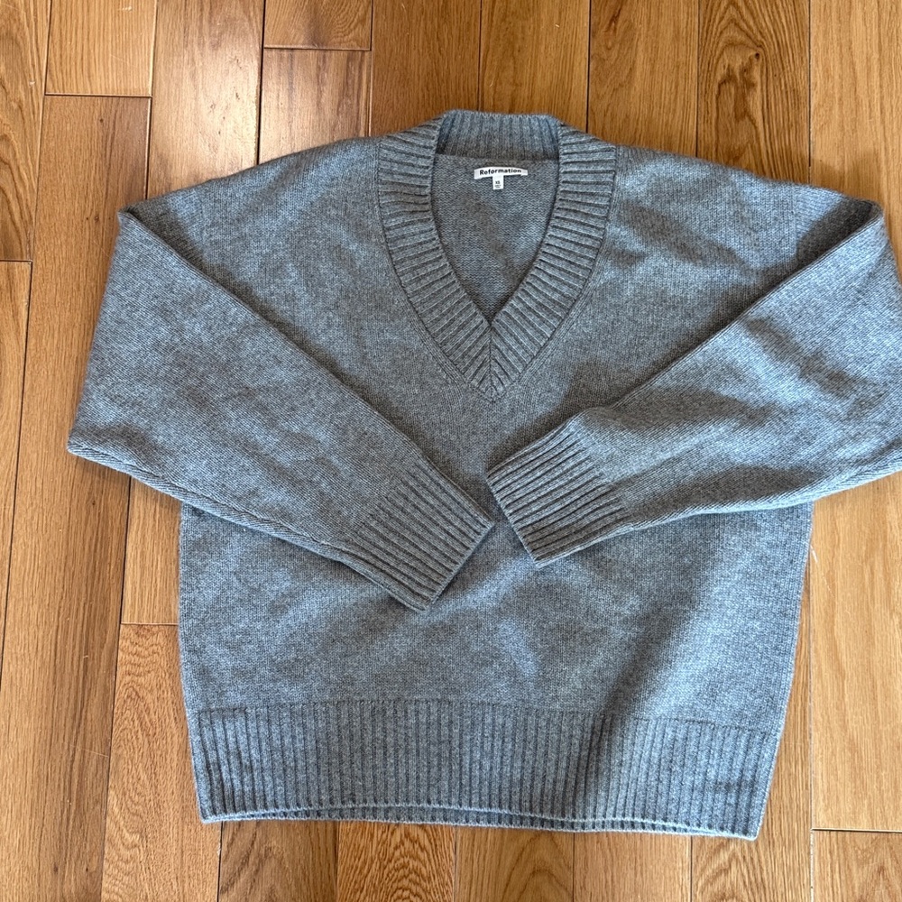 Reformation- Jadey Cashmere Oversized V-neck Sweater NWOT - Picture 8 of 8